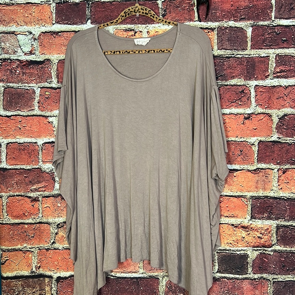Beautiful boutique oversized top XL